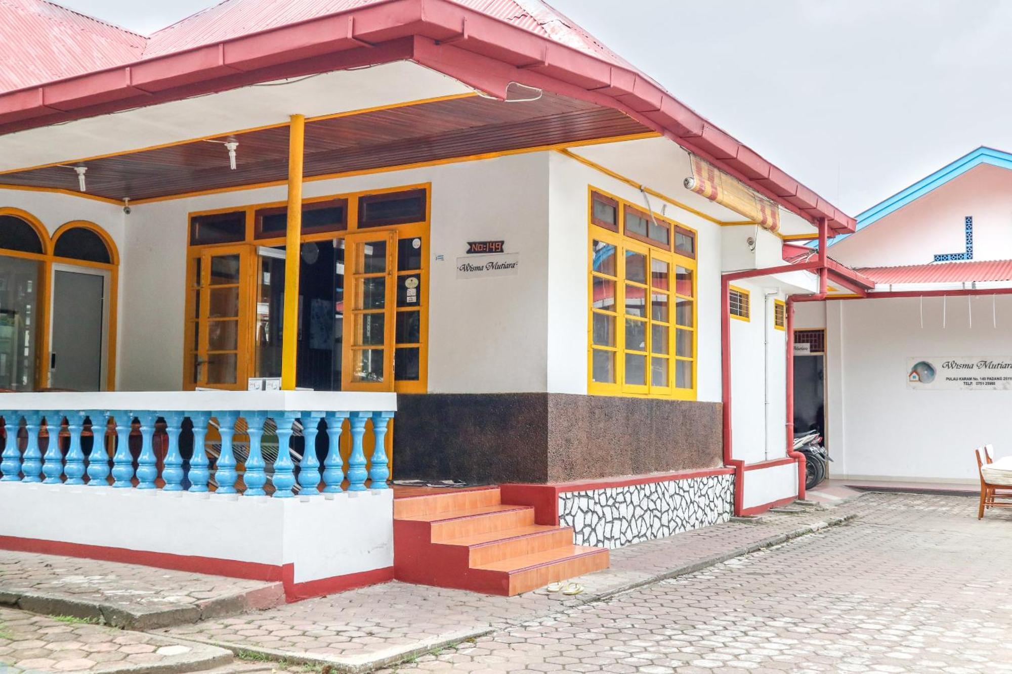 Wisma Mutiara Padang  Exterior photo