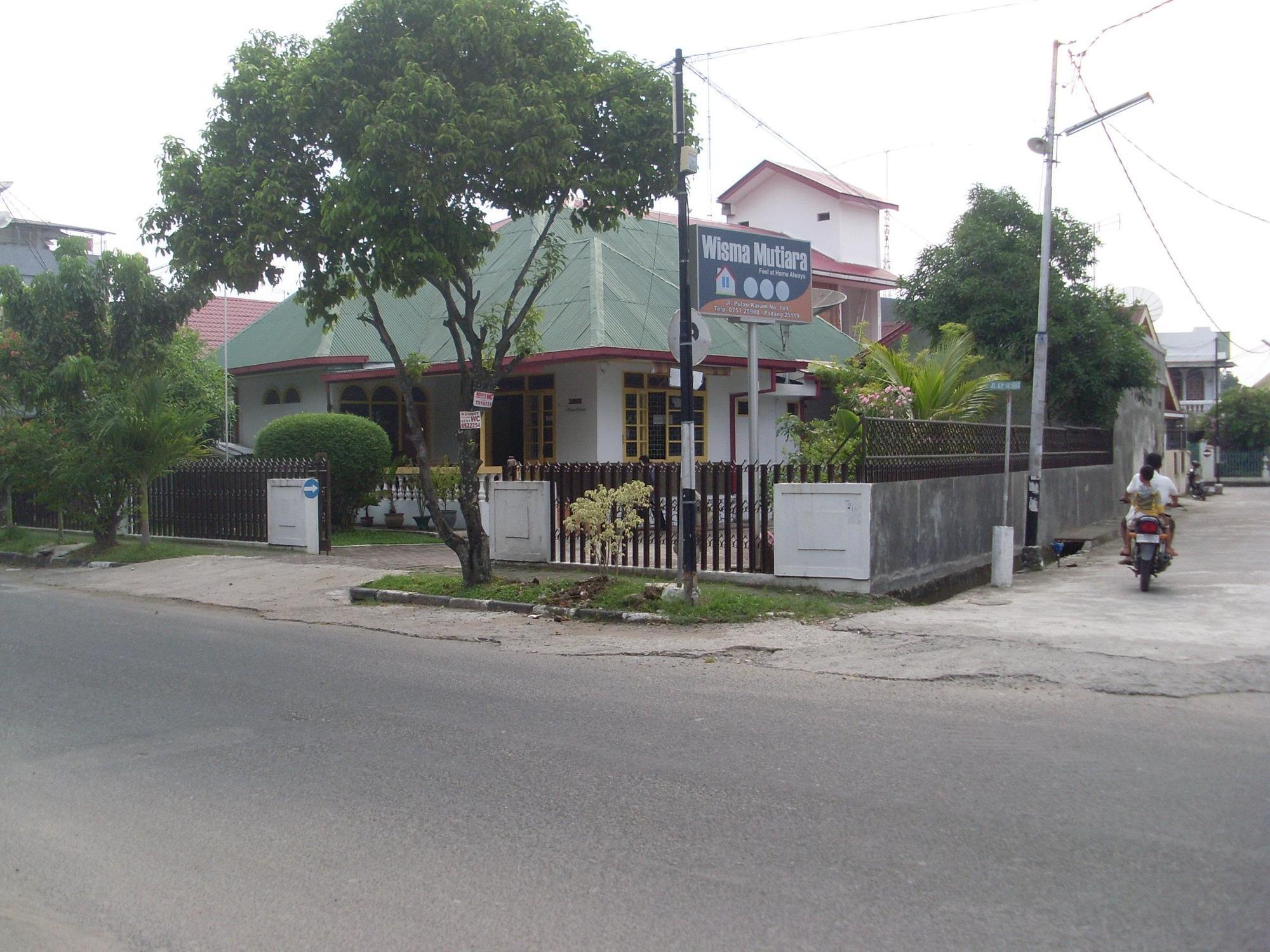 Wisma Mutiara Padang  Exterior photo