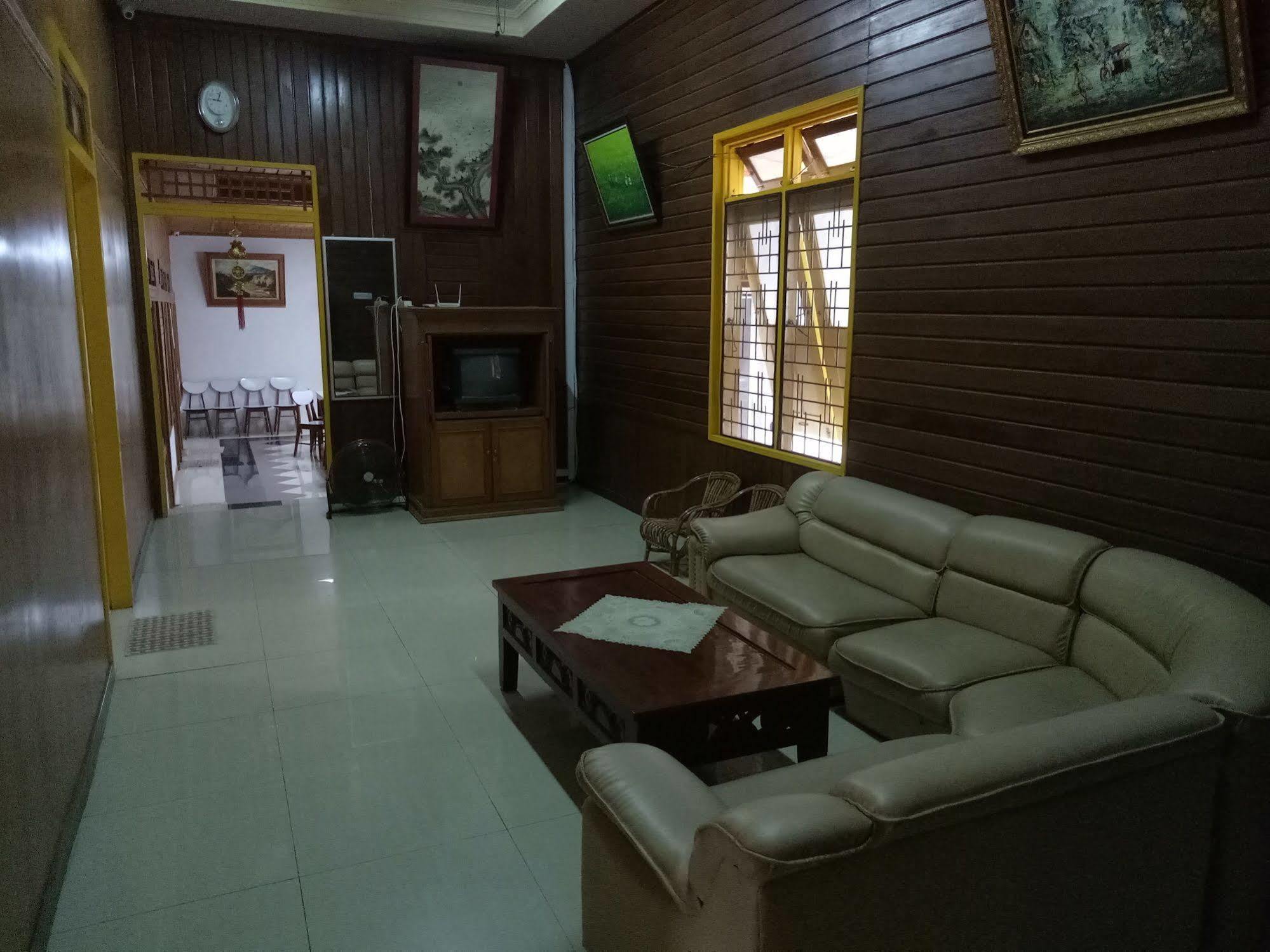 Wisma Mutiara Padang  Exterior photo